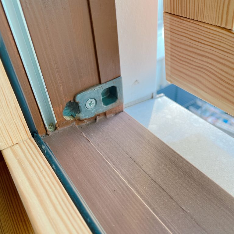 スウェーデンハウスの回転窓｜開け方を写真付で詳しく解説｜半平屋のスウェーデンハウス暮らし